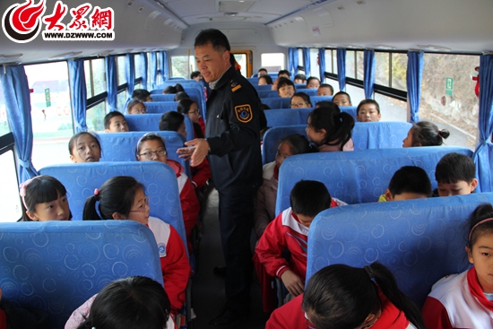日照一學(xué)校安全演練 校車(chē)“起火”3分鐘撤離