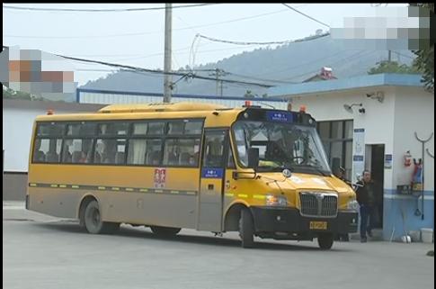 孩子校車上被打耳光，父親找到學(xué)校要說法，校長：老師心情不好