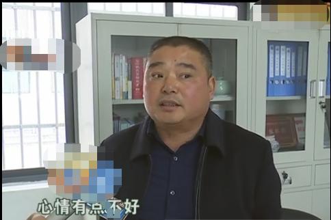 孩子校車上被打耳光，父親找到學(xué)校要說法，校長：老師心情不好