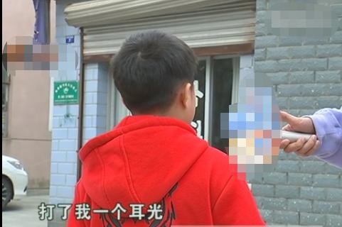 孩子校車上被打耳光，父親找到學(xué)校要說法，校長：老師心情不好