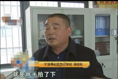 孩子校車上被打耳光，父親找到學(xué)校要說法，校長：老師心情不好