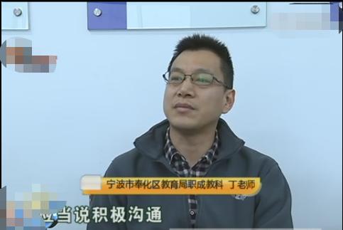 孩子校車上被打耳光，父親找到學(xué)校要說法，校長：老師心情不好
