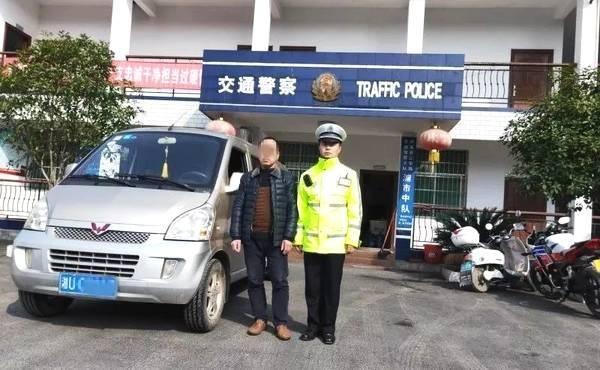 17名幼童竟然全部塞進9座面包車“疊羅漢”，這輛面包車竟然不是營運客車，更未取得校車資質