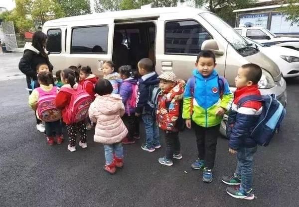 17名幼童竟然全部塞進9座面包車“疊羅漢”，這輛面包車竟然不是營運客車，更未取得校車資質