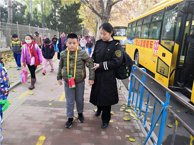 贊！學(xué)生腳骨折，熱心校車照管員每天攙他上下學(xué)