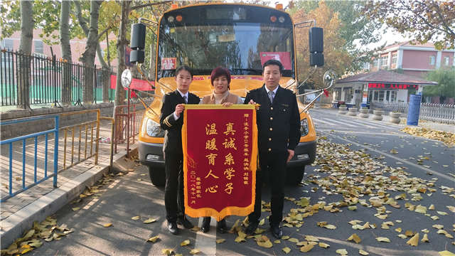 贊！學(xué)生腳骨折，熱心校車照管員每天攙他上下學(xué)