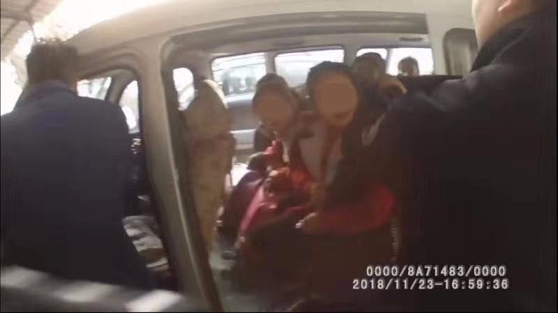 涇陽一老舊面包車當校車 10個娃擠作一團