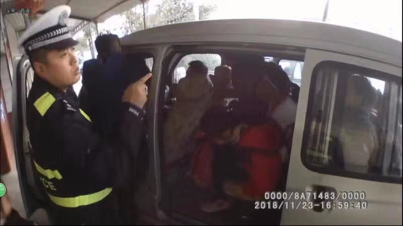 涇陽一老舊面包車當校車 10個娃擠作一團
