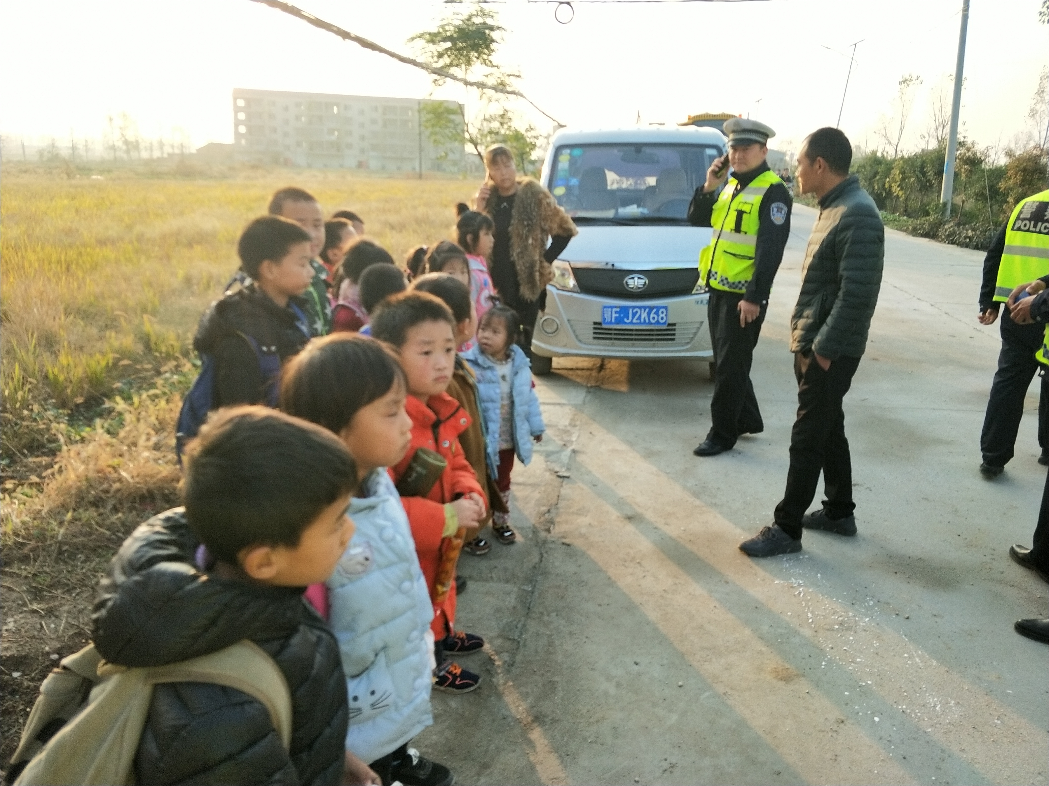 湖北棗陽(yáng)：“黑校車(chē)”司機(jī)核載7人實(shí)載15人：司機(jī)被立案?jìng)刹? border=