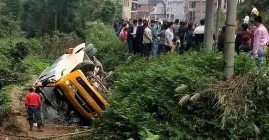 校車側翻致26名學生受傷 36名責任人員被問責