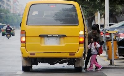 黑校車超載21人 駕駛員涉嫌危險駕駛罪被立案