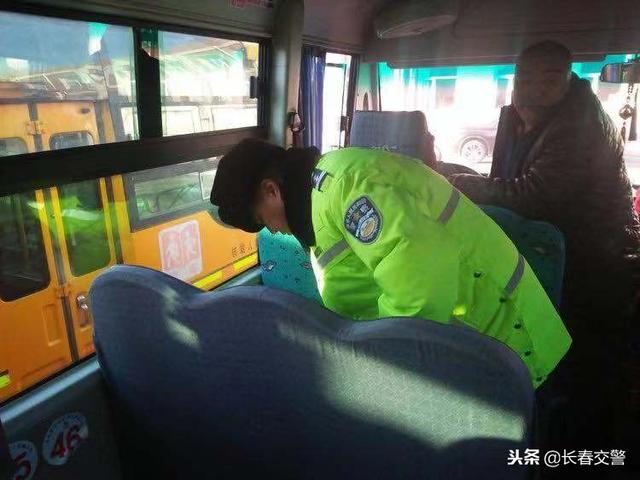 長春交警聯合教育局對農村校車進行安全隱患排查 確保中小學生交通安全