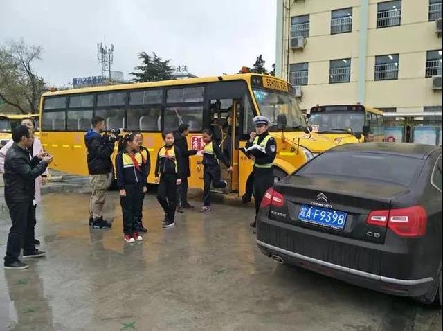 預防校車突發事件 合肥實施應急演練
