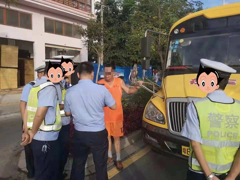 三亞警方依法查處兩起駕駛人未取得校車標牌提供校車服務案件