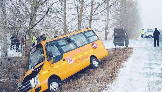 哈爾濱雙城一村口，校車與轎車剮蹭沖進溝