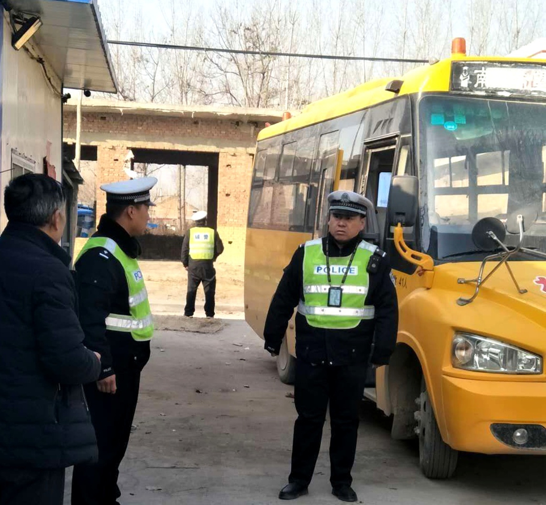 北張聯校聯合交警大隊開展校車及接送學生車輛交通安全大檢查