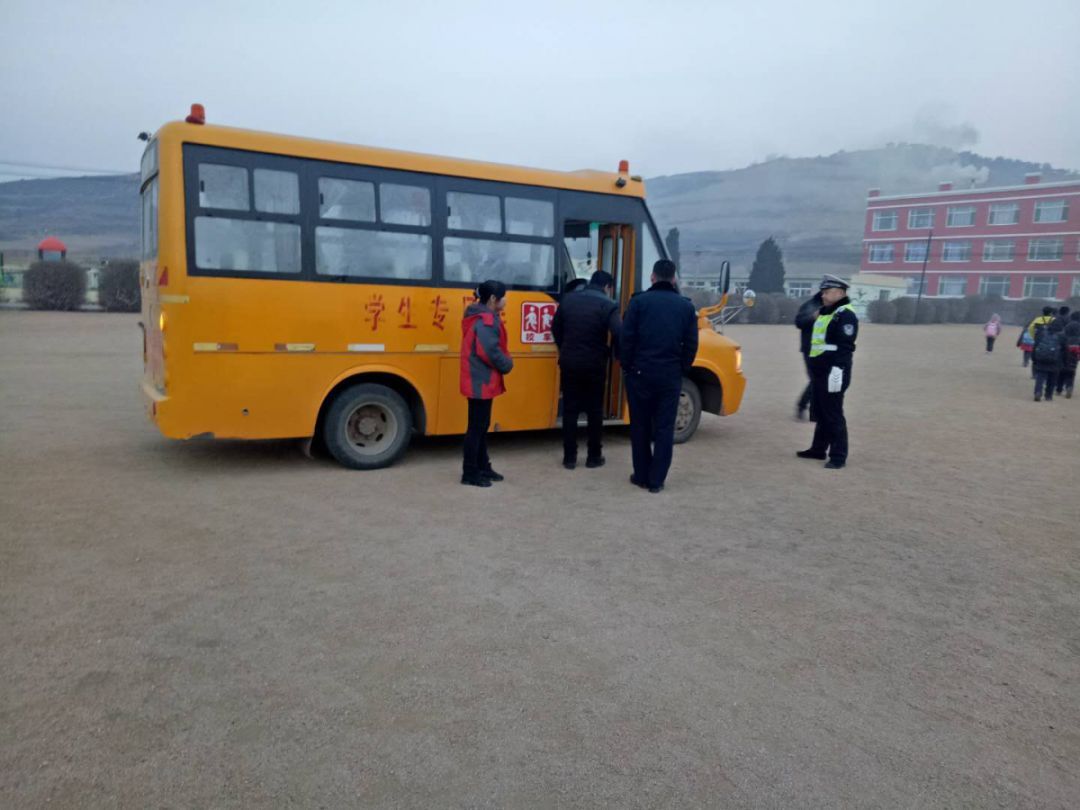 義縣交警大隊 開展全縣校車聯合排查整治行動