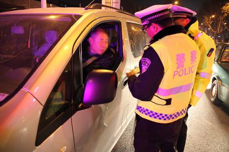 張店交警重拳嚴打“黑校車”消除安全隱患 私家車成“黑校車”重罰10000元