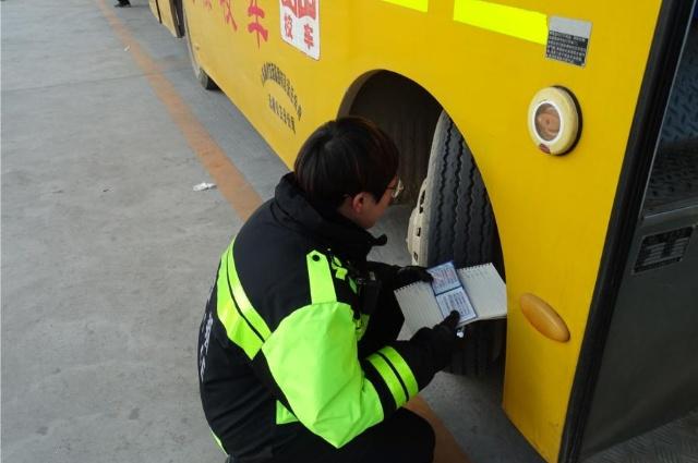 無棣交警大隊車管所對校車進行安全“體檢”