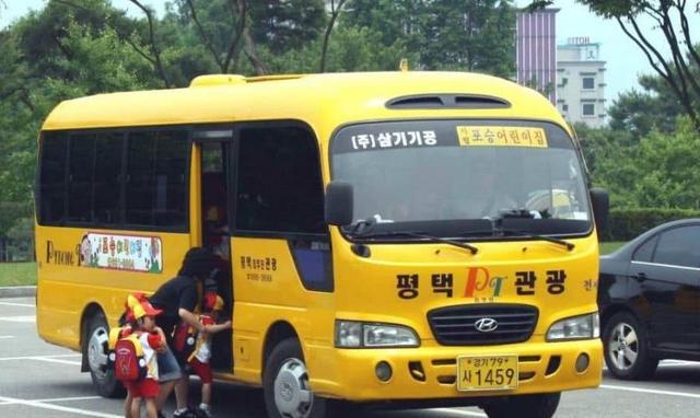 這個國家將拖拉機、牛車、貨車等當作校車，外國人看到稱不可思議