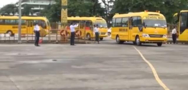 這個國家將拖拉機、牛車、貨車等當作校車，外國人看到稱不可思議