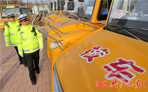河北秦皇島：校車(chē)“體檢”迎開(kāi)學(xué)