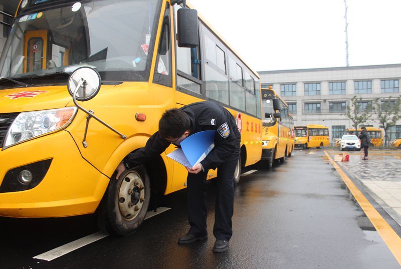 常德柳葉湖交警：開學(xué)前校車安全檢查 保障學(xué)生平安出行