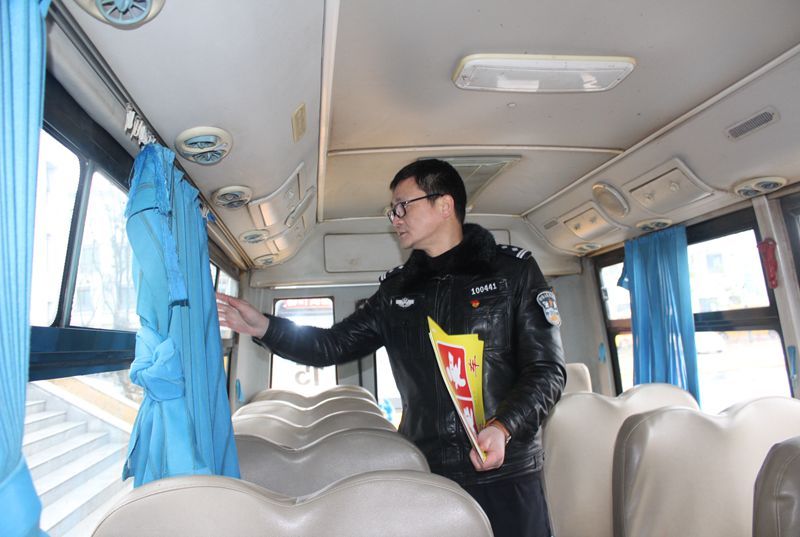 常德柳葉湖交警：開學(xué)前校車安全檢查 保障學(xué)生平安出行