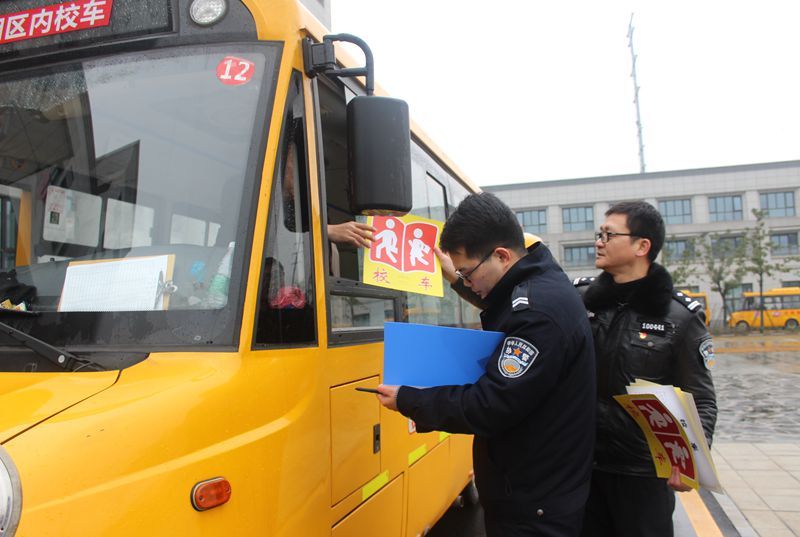 常德柳葉湖交警：開學(xué)前校車安全檢查 保障學(xué)生平安出行