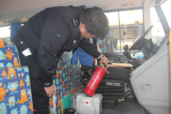 恩平市為全市校車安全運行打下“預防針”，對全市46輛校車進行安全檢查