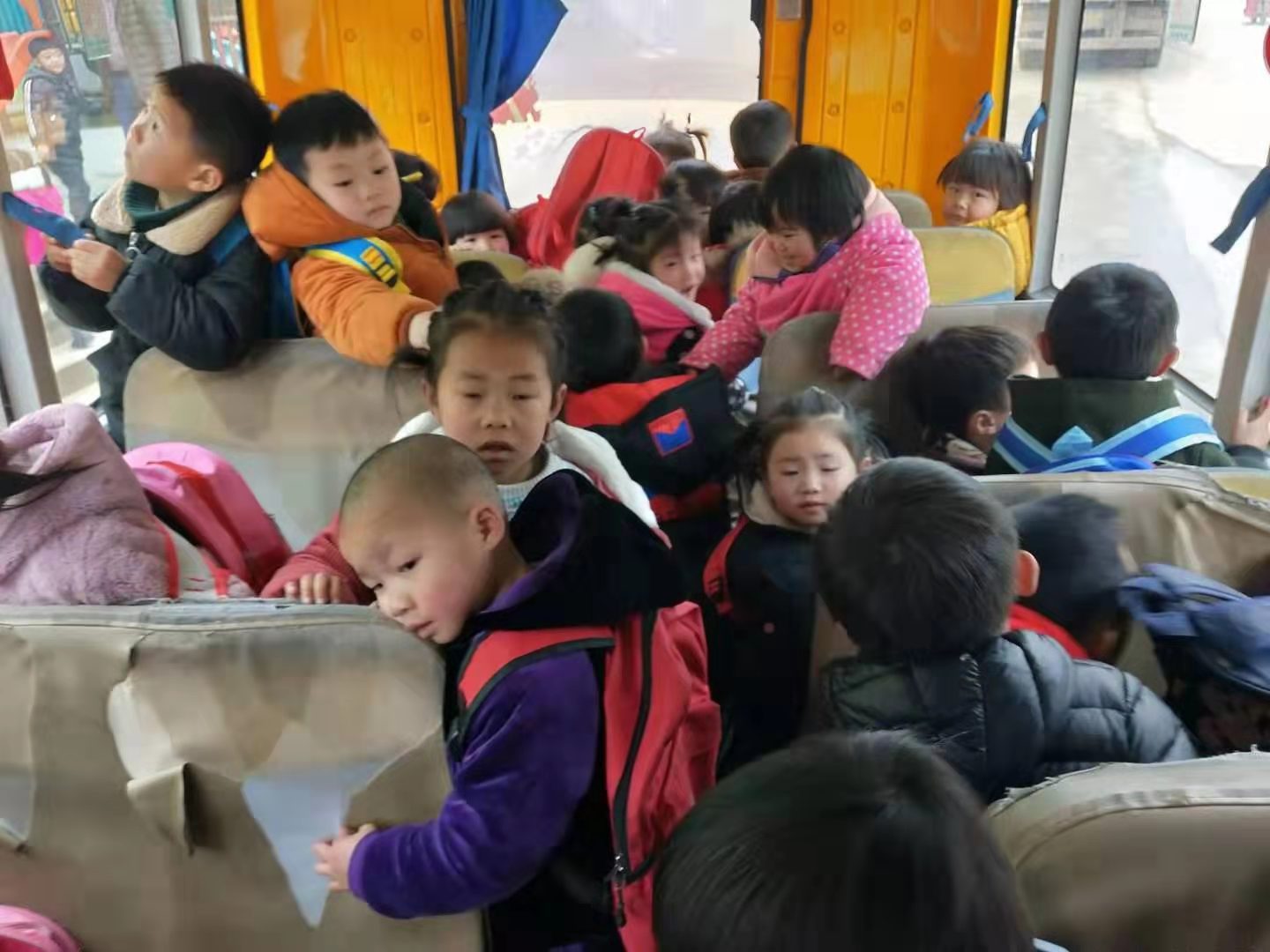 湖北陽新龍港鎮(zhèn)一幼兒園校車嚴(yán)重超載，19座塞滿30名幼兒