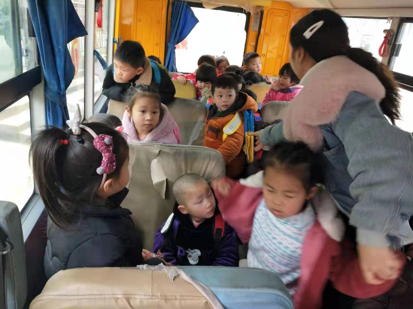 湖北陽新龍港鎮(zhèn)一幼兒園校車嚴(yán)重超載，19座塞滿30名幼兒