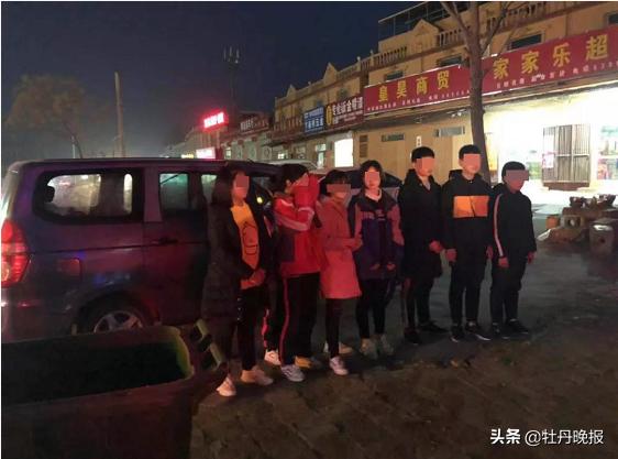 “校車(chē)”涉嫌違規(guī)被查 學(xué)生卻稱(chēng)被交警“暖到了”
