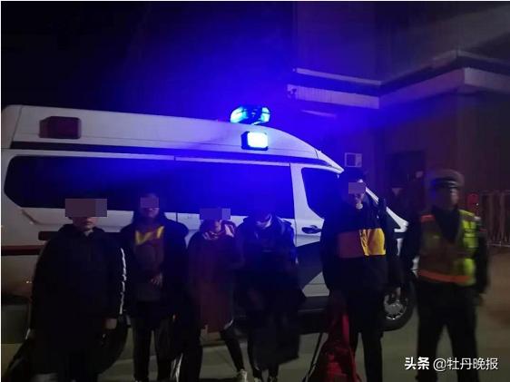 “校車(chē)”涉嫌違規(guī)被查 學(xué)生卻稱(chēng)被交警“暖到了”