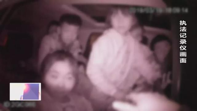 陜西渭南：面包車充當(dāng)校車 核載7人竟然實(shí)載15人