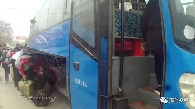 非法校車跨區(qū)作業(yè) 寧晉交警及時(shí)截獲