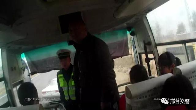 非法校車跨區(qū)作業(yè) 寧晉交警及時(shí)截獲