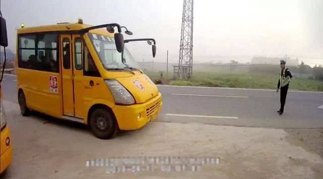 明明是幼兒園校車，怎么車里還有蹭車的老鄉？