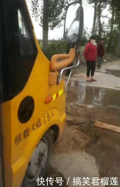 河南新鄉：村民澆地水管堵路，校車司機繞道行駛