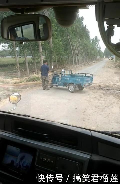河南新鄉：村民澆地水管堵路，校車司機繞道行駛