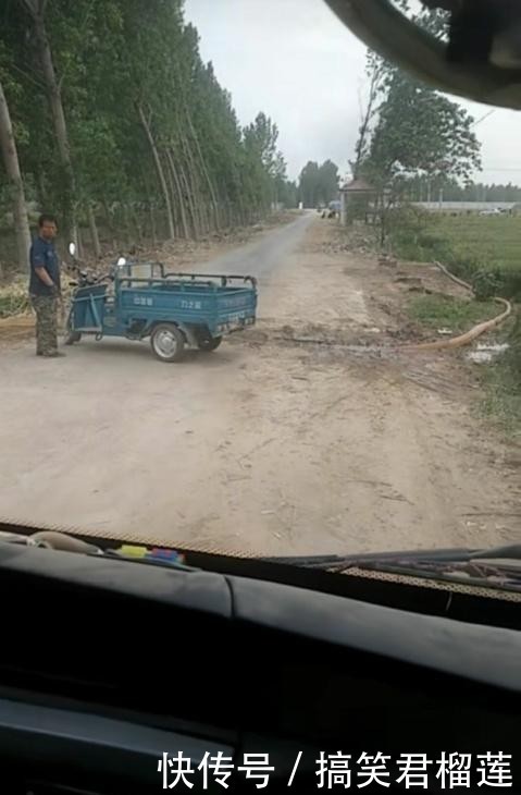 河南新鄉：村民澆地水管堵路，校車司機繞道行駛