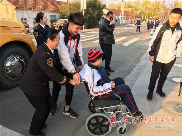 青島這輛校車上多了臺輪椅，背后竟藏著一個(gè)溫情故事……