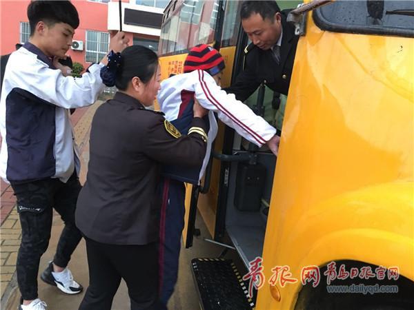 青島這輛校車上多了臺輪椅，背后竟藏著一個(gè)溫情故事……