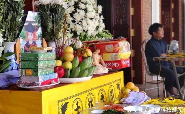 6歲男孩乘校車上學被遺忘在車里，下午被發現時已經死亡