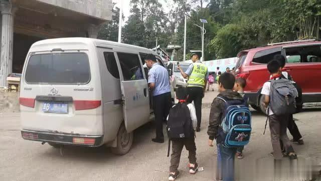 六枝交警重拳整治“黑校車” 為秋季開學(xué)保駕護航