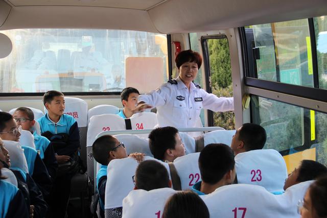 威海榮成市第二十七中學(xué)舉行校車安全疏散演練