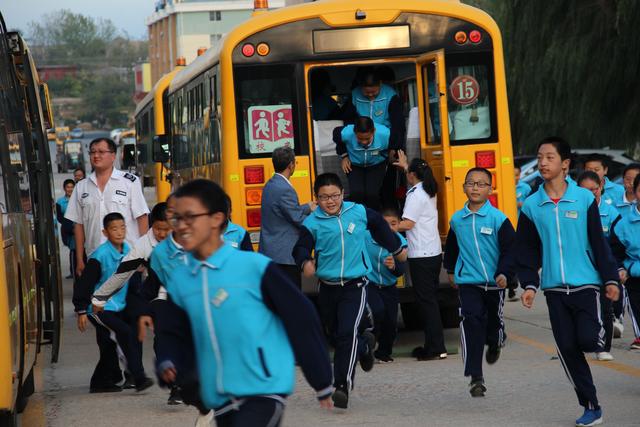 威海榮成市第二十七中學(xué)舉行校車安全疏散演練