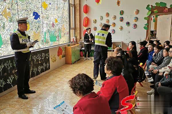 長治市公安局交警支隊(duì)七大隊(duì)進(jìn)校園開展“拒乘非法校車”主題宣傳