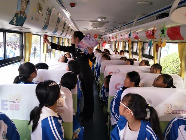 西海岸新區一校車“起火”，全車學生40秒內安全撤出