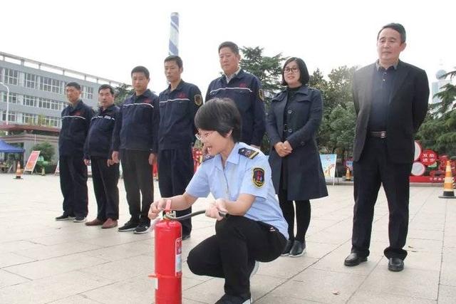 新?tīng)I(yíng)中學(xué)舉行校車(chē)安全培訓(xùn)及安全撤離演練